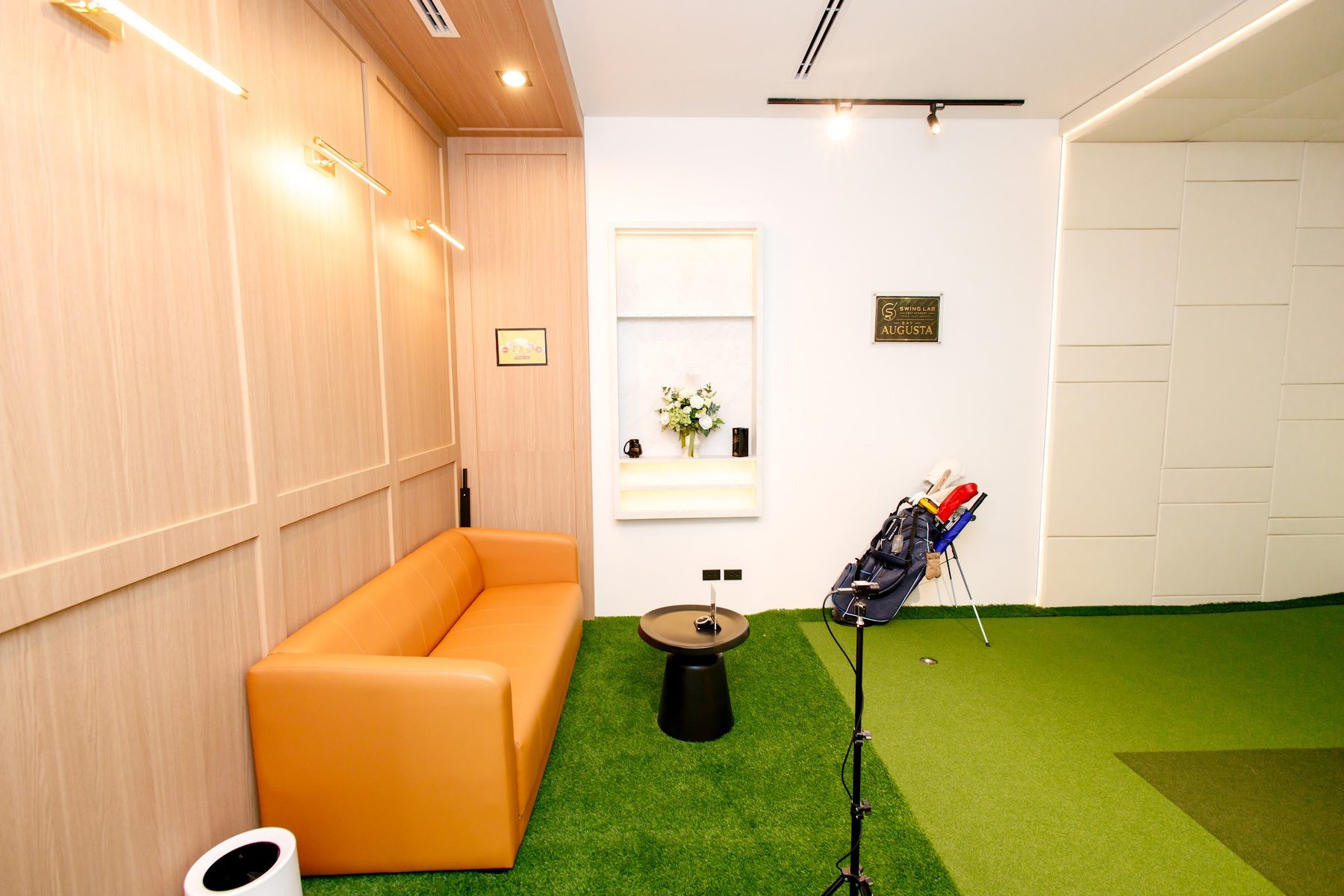 ห้องซ้อมพร้อมโซนพักผ่อนโซฟาส่วนตัว